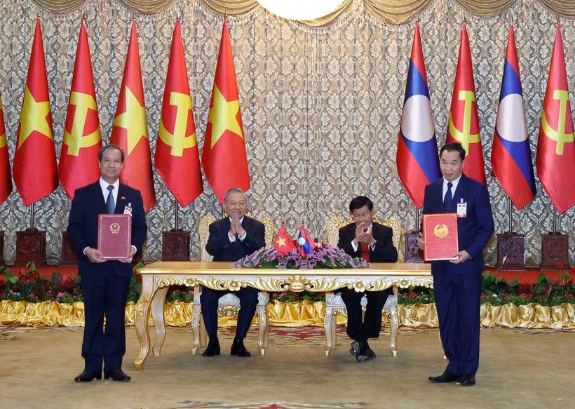 越南教育培训部与老挝教育体育部领导交换在老挝人民民主共和国开办越南大学的谅解备忘录。