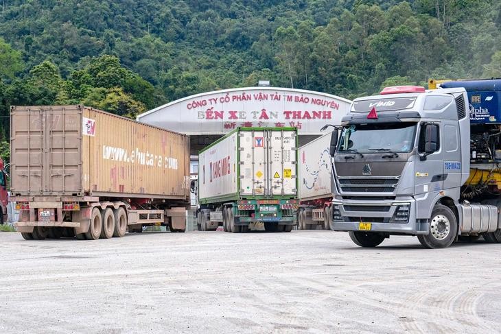 在靠近越中边界的谅山省新清口岸区域保元车站，集装箱车等待出口。