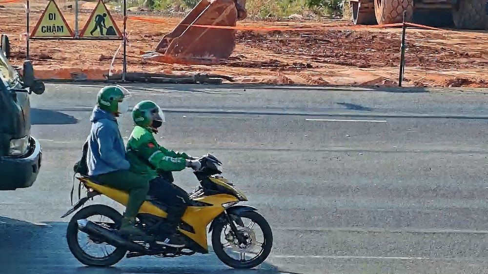  两名嫌疑人在抢劫银行后逃窜。