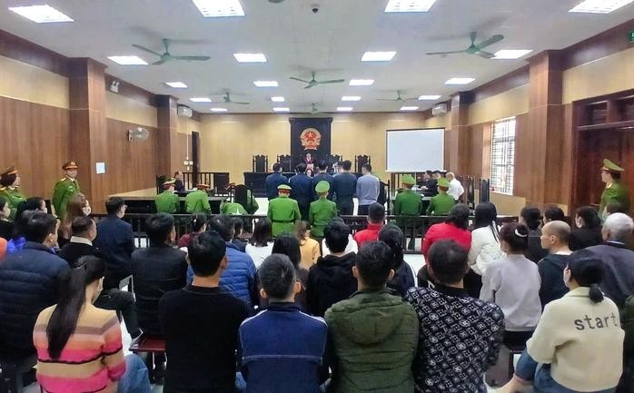  涉及黑帮头目“木头”孟的“行贿”、“中介受贿”及“受贿”案中，4名原林检员出庭受审的画面。