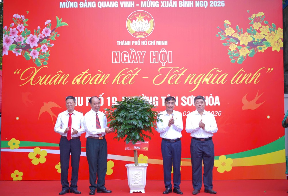 阮明黄同志在活动中赠送祝贺盆景。