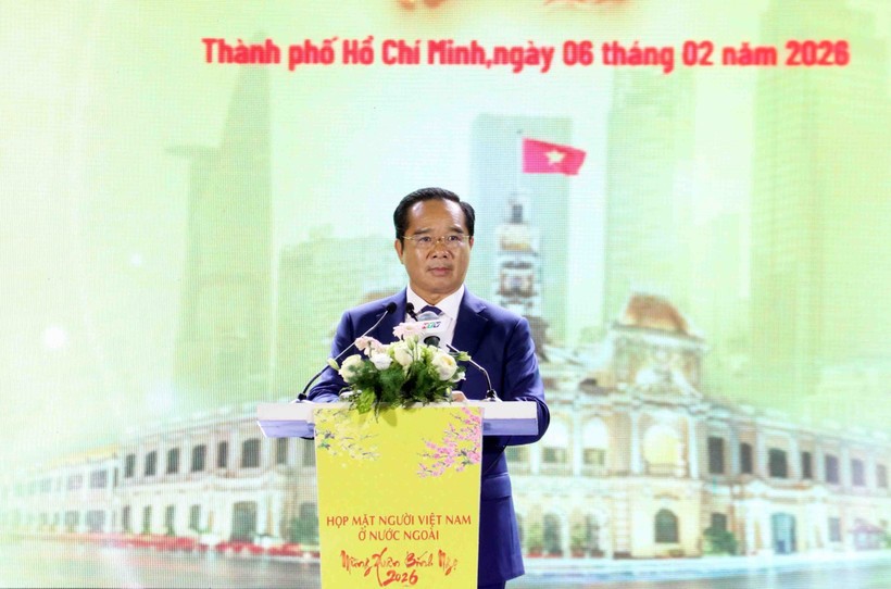 胡志明市市委副书记、人委会主席阮文得发表讲话。