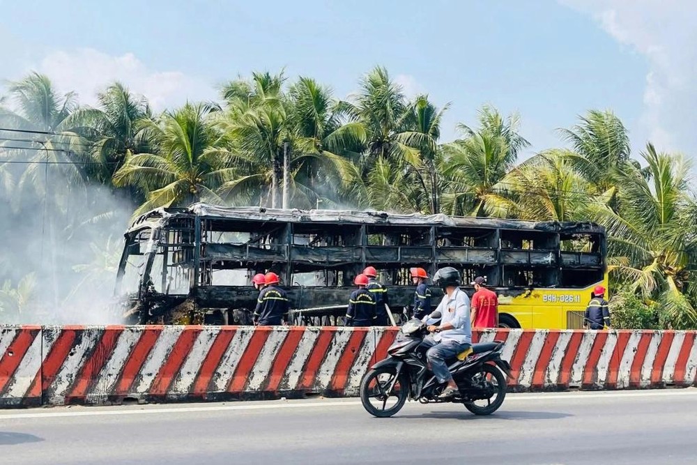 客车被大火烧得仅剩框架。