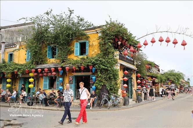 国际游客漫步在会安古埠的街道上。