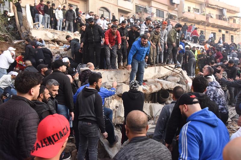 居民楼倒塌现场。