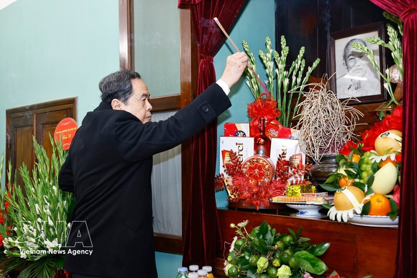 越南国会主席陈青敏在67号房上香缅怀胡志明主席。