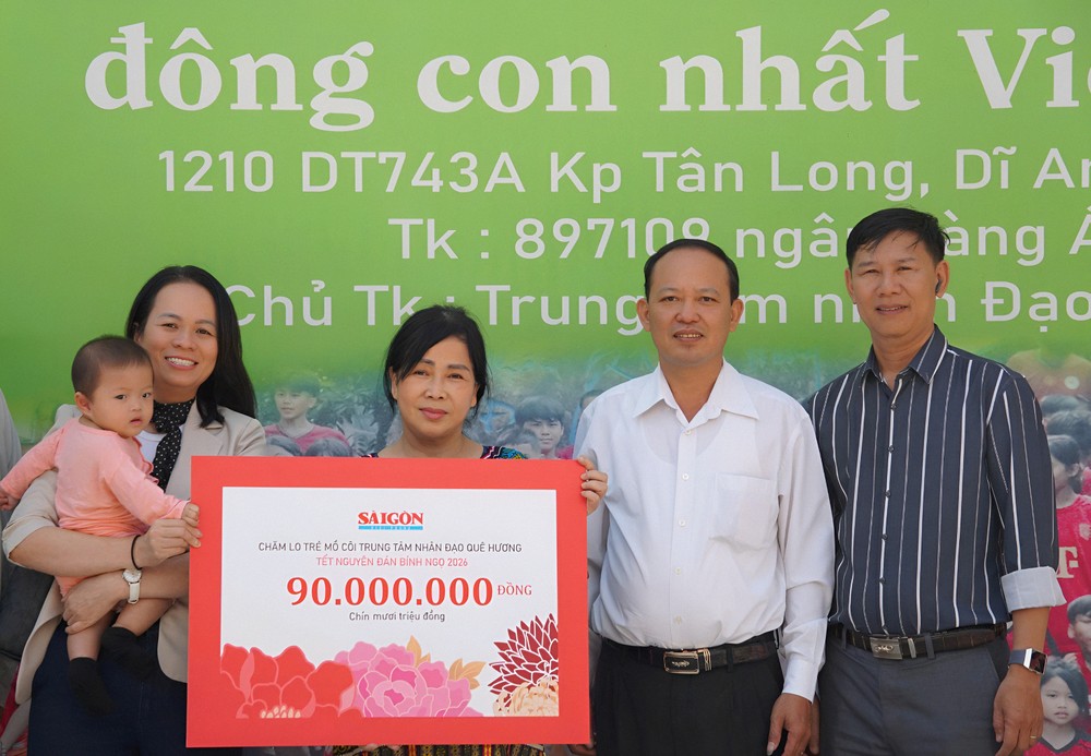 《西贡解放报》代表向故乡人道中心移交2026丙午年春节关怀象征牌。