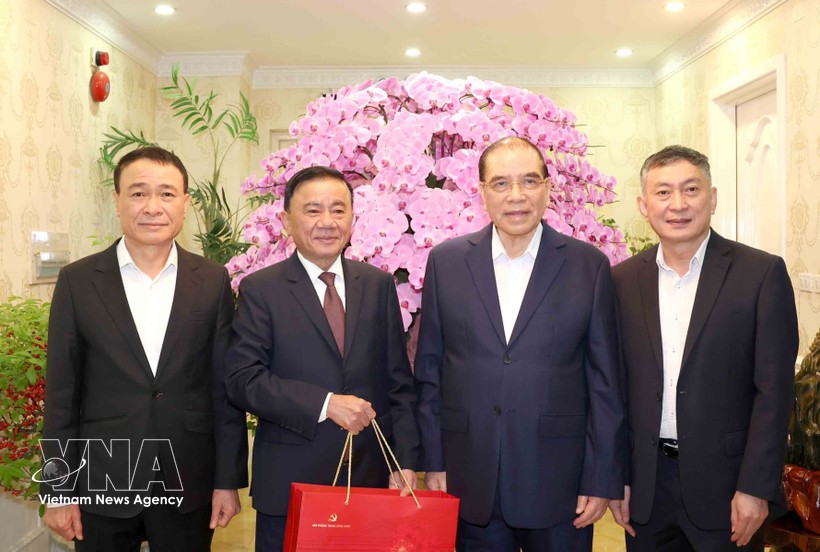 陈锦秀书记走访慰问党中央原总书记农德孟。