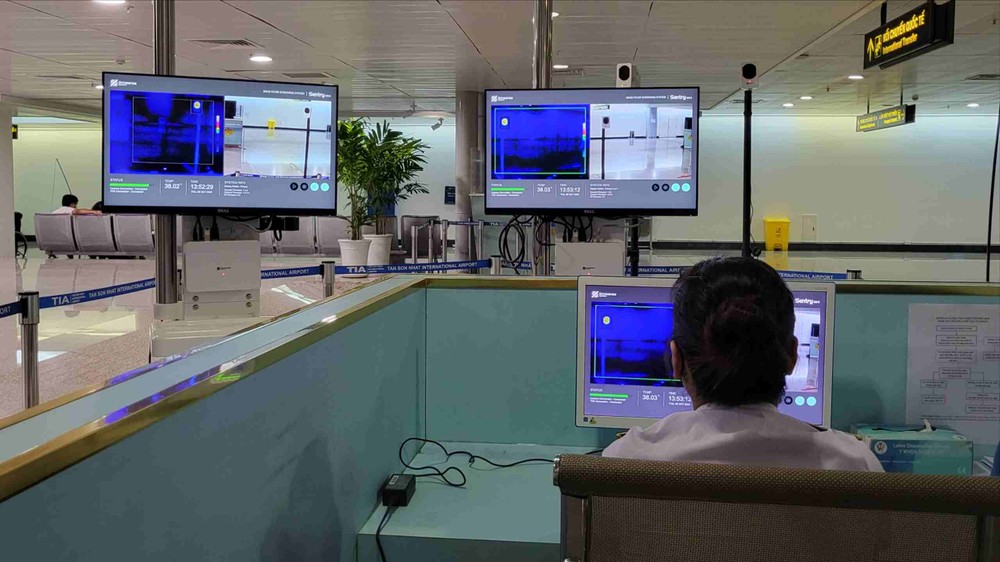 胡志明市检疫力量监察来自疫区的旅客。