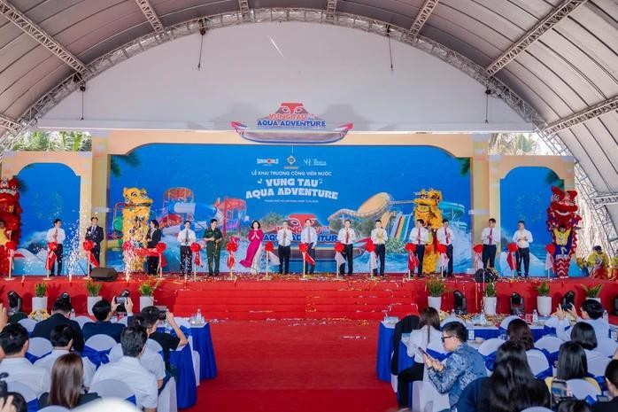  胡志明市领导及各单位共同为Aqua Adventure水上乐园剪彩。
