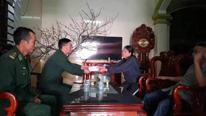 炉门-滨水港口岸边防哨所领导探望渔民家属。