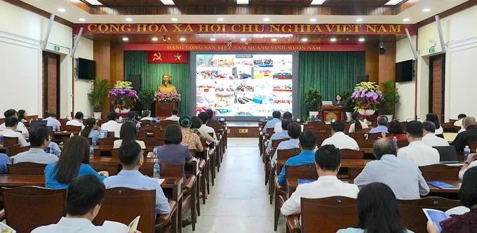 会议在胡志明市人委会主会场直接举行，并通过线上形式连接至168个乡、坊、特区人委会。