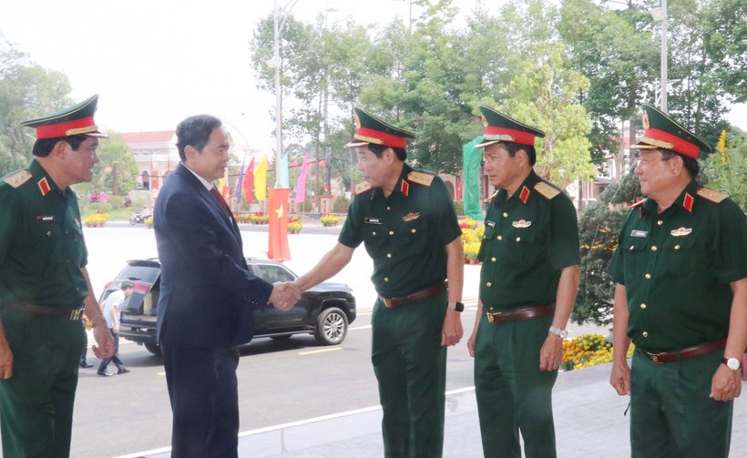 越南国会主席陈青敏走访第九军区。 