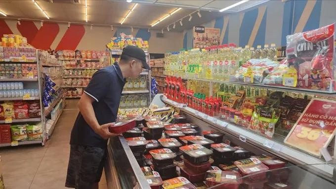  顾客在安会东坊的 Vinmart 超市购买猪肉。