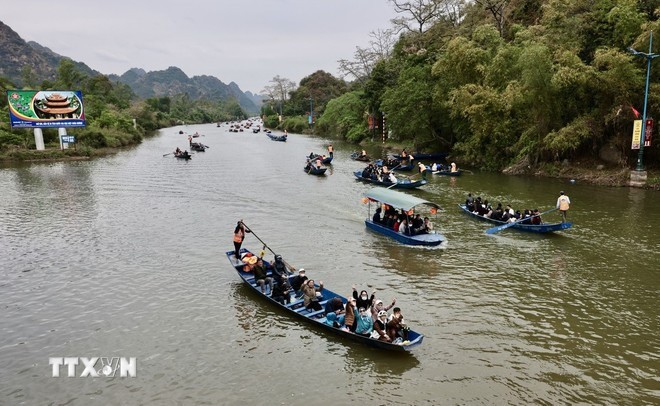 游客前往香寺时不仅能踏上朝佛之旅，还可泛舟于山水之间，尽览春日胜景。