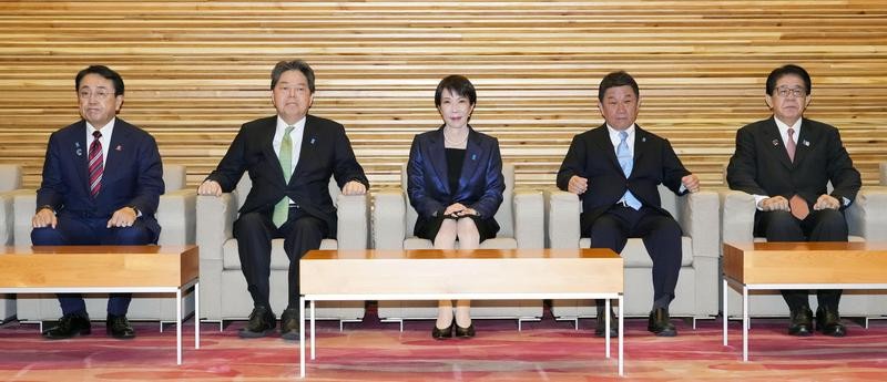 2月18日，日本首相高市早苗（中）在东京与阁僚出席内阁会议。