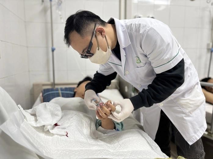 春节期间，各家医院收治多起烟花爆竹导致的创伤急诊病例。