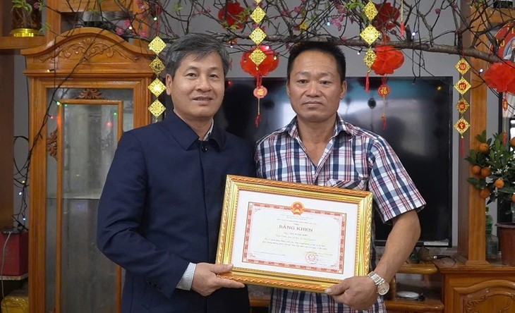 老街省人委会副主席吴幸福向何玉山颁发省人委会主席的奖状。