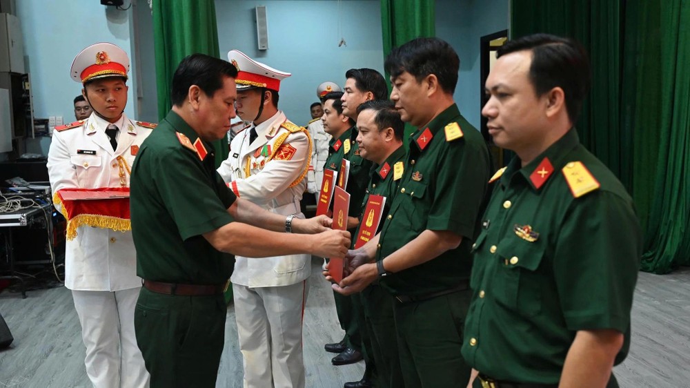 第七军区副司令邓文凛少将颁发乡级军事指挥处指挥长职务任命决定。