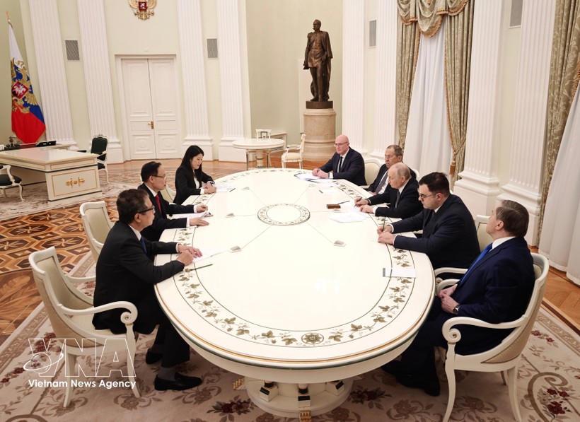 党中央总书记苏林的特使、党中央政治局委员、越南外交部长黎怀忠24日在克里姆林宫会见了俄罗斯联邦总统普京。