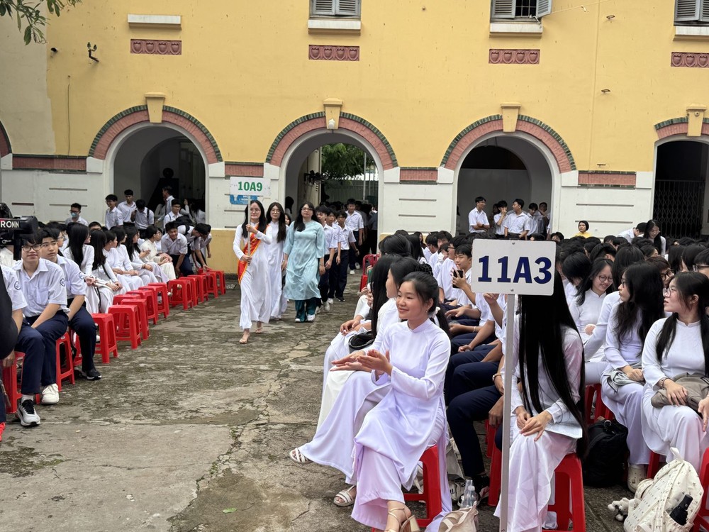 胡志明市学生参加 2025-2026新学年开学典礼。