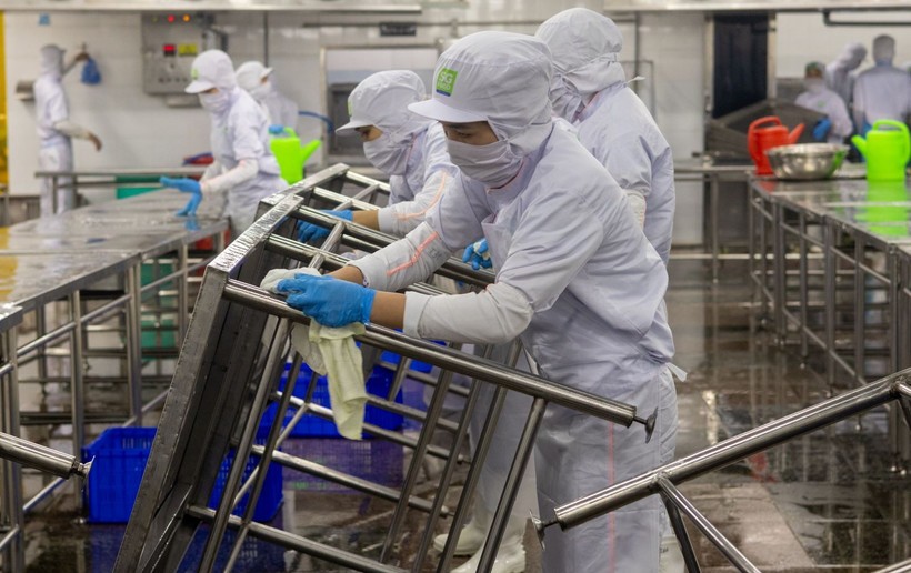 某一厂房的工人过年后重返工作岗位。