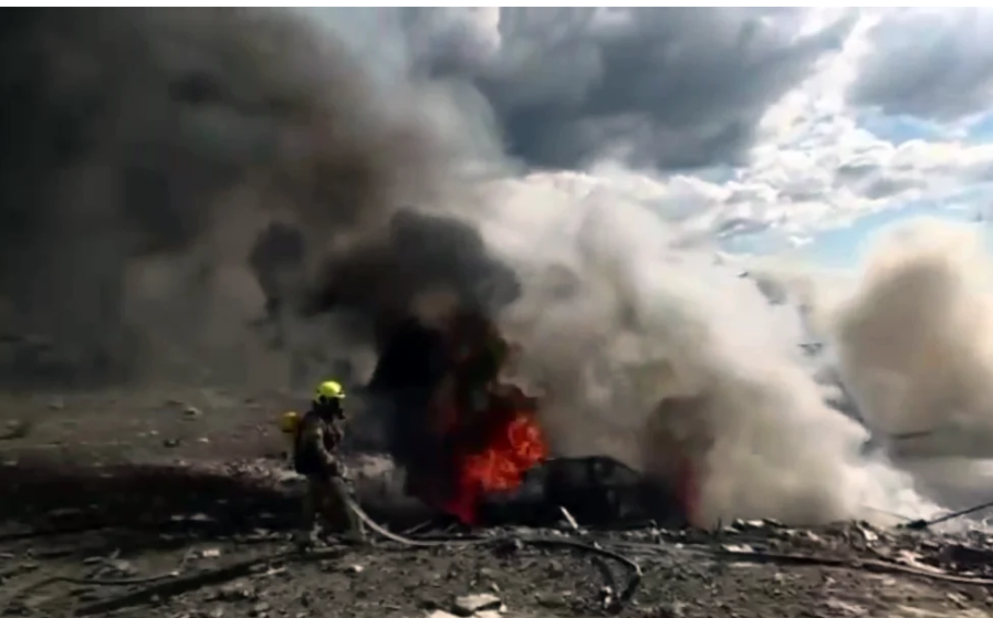 消防员在贝特谢梅什扑灭由火箭弹引发的火警。摄影：MDA/ 以色列时报