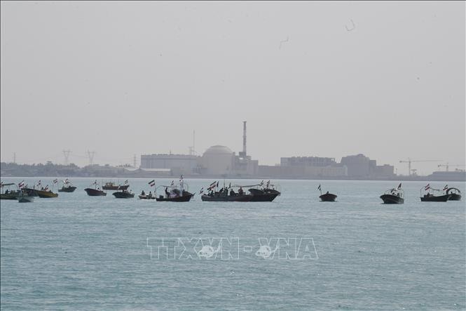 伊朗伊斯兰革命卫队（IRGC）船只在波斯湾的一个纪念活动上。