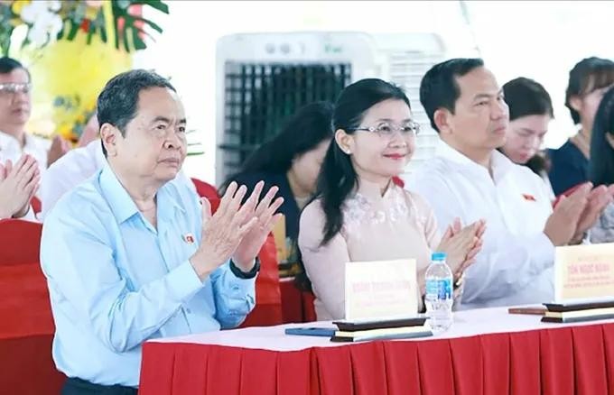 国会主席陈青敏出席同奈省2号乡路项目启动仪式。