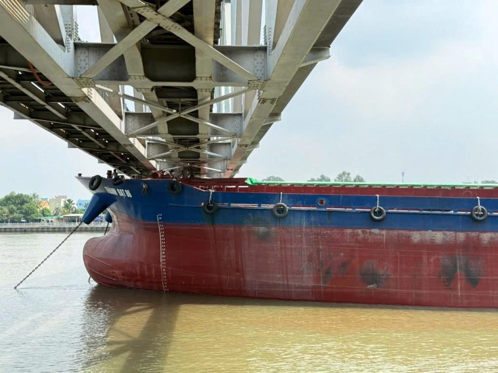 驳船卡在庚桥桥底。摄影：泰河