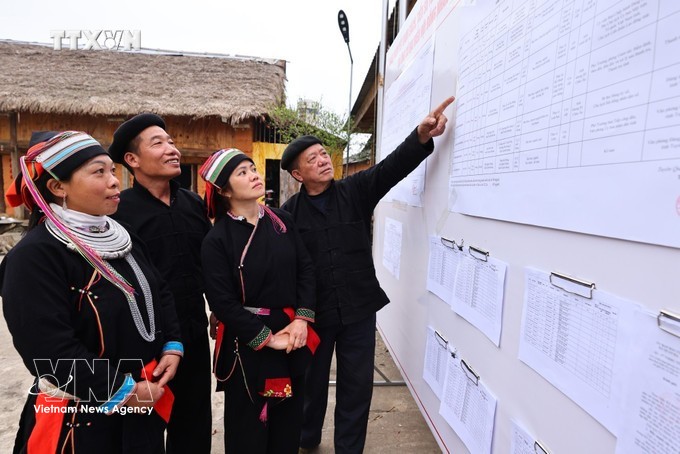 选民可以查看公开张贴的候选人名单。