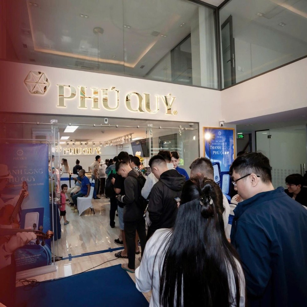 民众在富贵金店排队购买黄金。