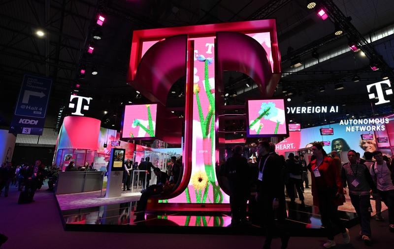 3月5日，在西班牙巴塞罗那举行的2026年世界移动通信大会上，人们在展厅参观。