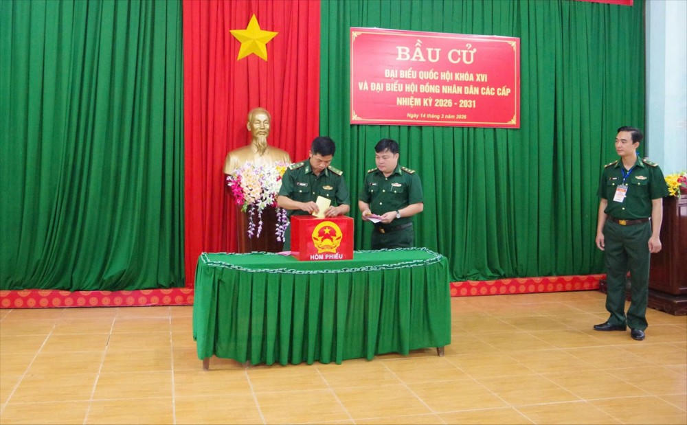 3月14日上午，南那边防哨所干部、战士在林同省德威乡37号区域投票。