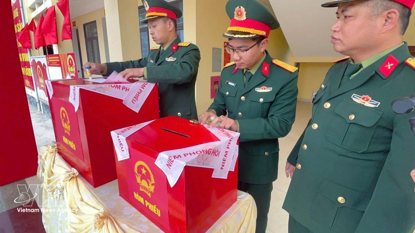 白龙尾岛干部战士提前选举。