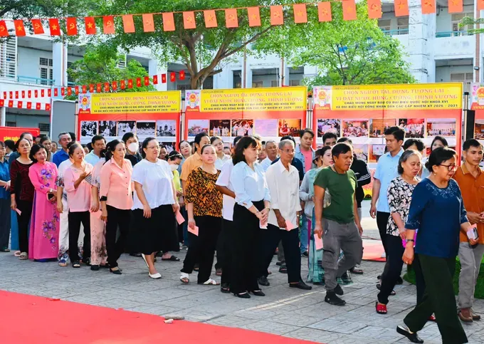 选民在14号投票区（福门乡杜文起初中）排长队参加投票。