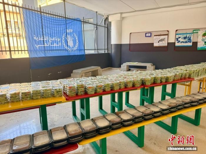 联合国世界粮食计划署近日在黎巴嫩为流离失所家庭分发热餐与即食食品。(联合国世界粮食计划署供图)