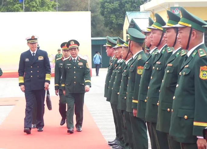 茶古边防哨所干部、战士迎接两位部长。