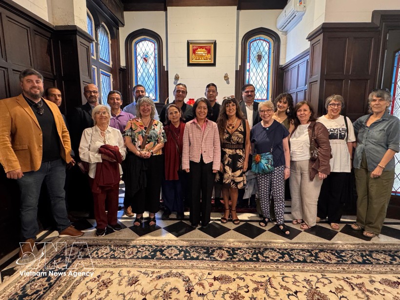 越南驻阿根廷大使吴明月与各位代表合影。