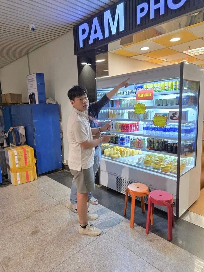 嫌疑人在机场被胡志明市公安抓获。
