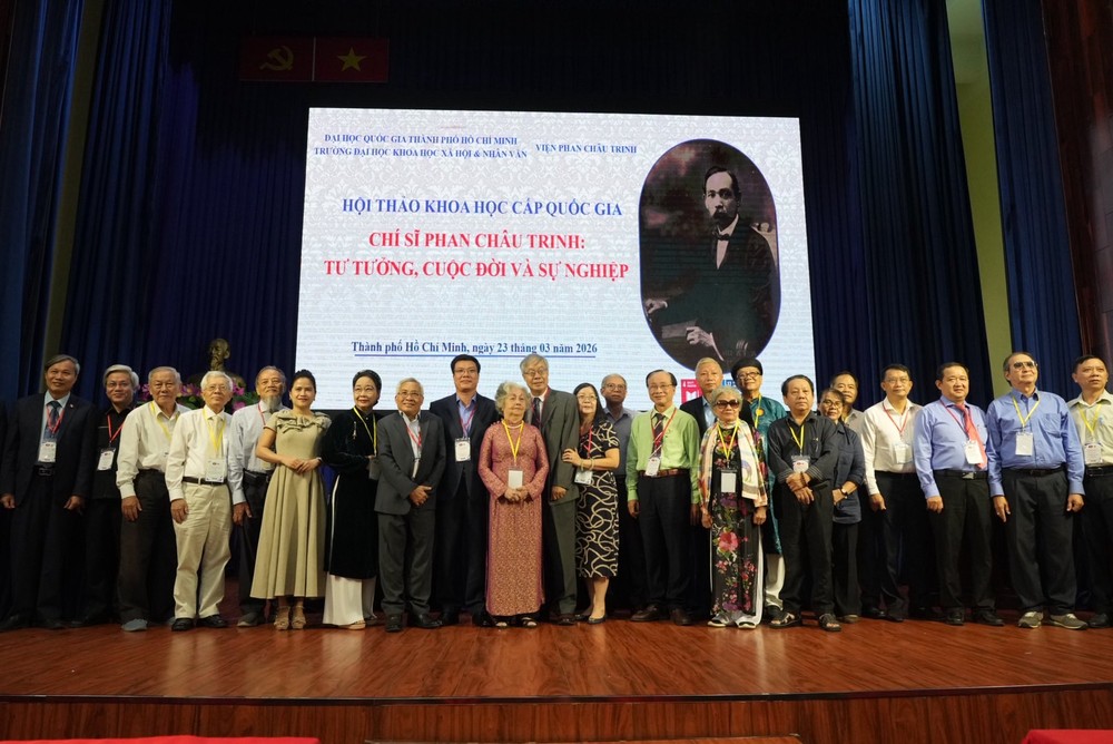 各专家、文化研究者及爱国志士潘周桢家属代表参加研讨会。