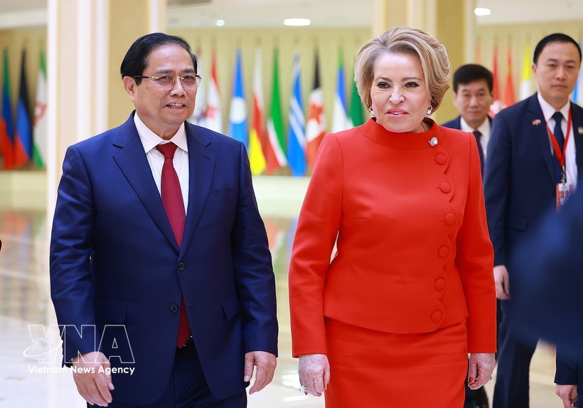 政府总理范明政与俄罗斯联邦委员会主席瓦莲京娜·马特维延科。