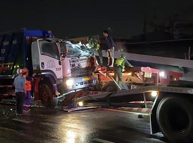 钢板压中垃圾车头部。