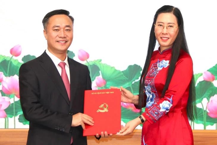 中央组织部副部长裴氏琼云向阮越雄同志颁授关于调动、指定担任庆和省委副书记的决定。