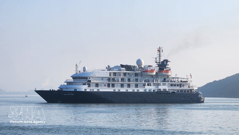 国际豪华邮轮抵达归仁港。