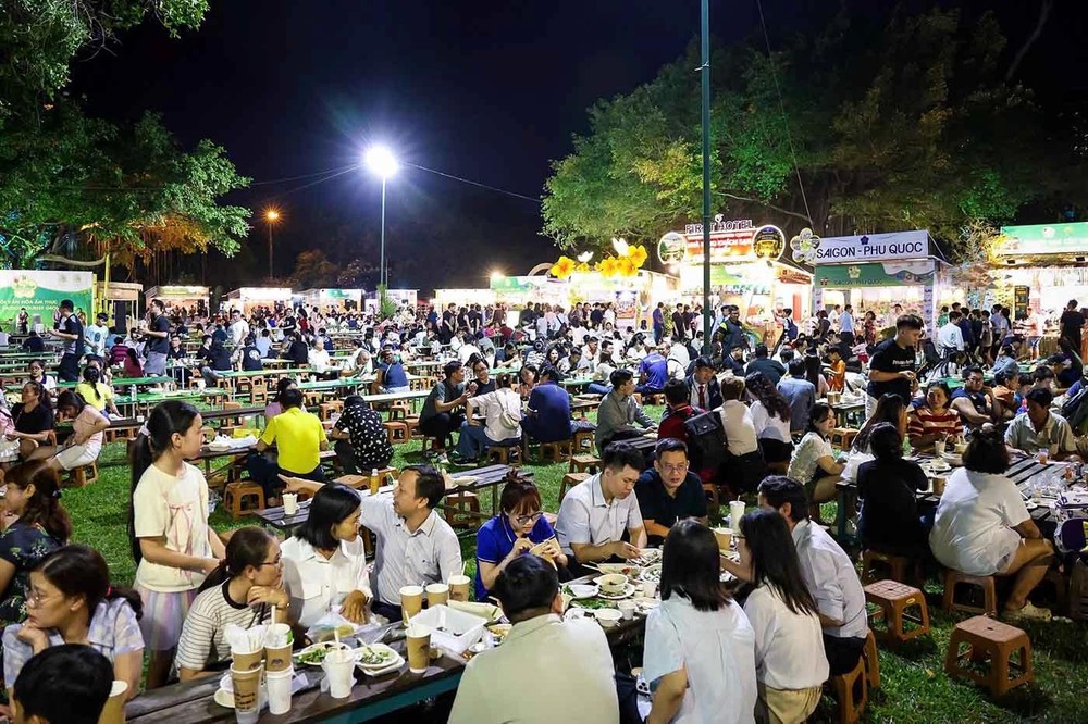 美食文化节气氛热闹非凡。