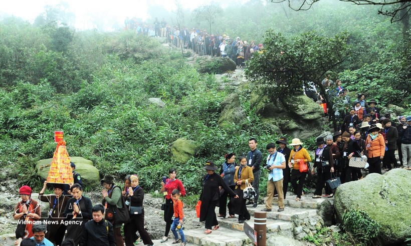 游客涌向北宁省西安子信仰生态旅游区。