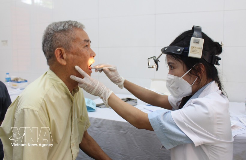 老年人接受耳鼻喉科全面检查。