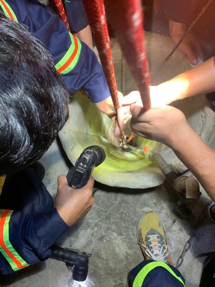 嘉莱省公安厅消防与救援警察力量及时营救坠入深井的一名女子。
