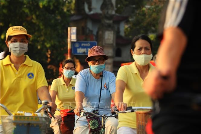 民众在西湖坊摘柴街戴口罩晨练。